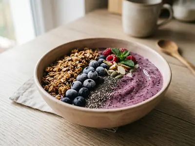 Smoothie bowl s ovocem a granolou